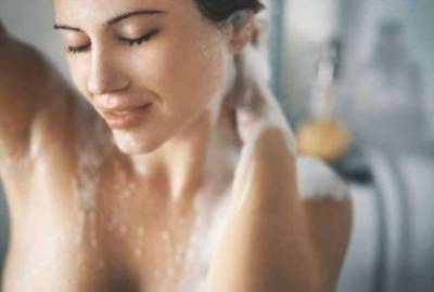 Как правильно принимать душ, чтобы кожа была чистой, а волосы – сияющими