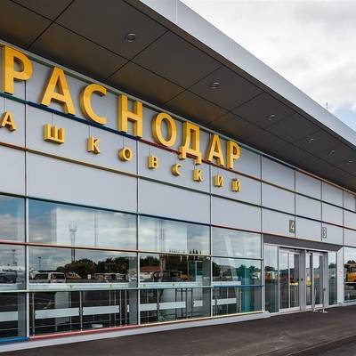Из-за мощного снегопада приостановил прием и отправку самолетов аэропорт Краснодара