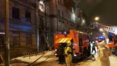 Из горящего дома в Ленинградской области эвакуированы 60 человек