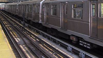 Обнаженный хулиган получил смертельный разряд тока в метро Нью-Йорка