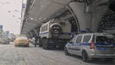 В Москве к аэропорту, куда должен прилететь Навальный, пригнали автозаки