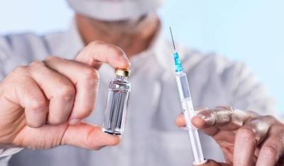 Российский вирусолог предложил включить вакцинацию в трудовой договор