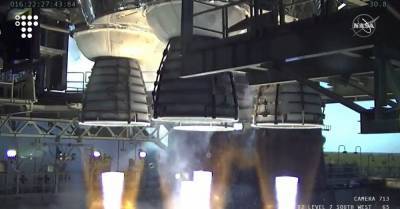 NASA протестировала двигатели ракеты, которая должна доставить астронавтов на Луну. Тест длился минуту вместо восьми