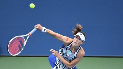 Теннисистка Корне назвала сумасшествием ситуацию с карантином на Australian Open