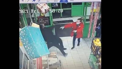 Охранник избил посетителя в сетевом магазине на северо-востоке Москвы. Видео