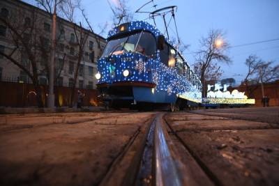 Украшенные электробусы и трамваи продолжат ходить в Москве до 1 марта