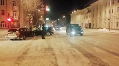 Последствия обильных снегопадов и заснеженных дорог в Екатеринбурге: 71 ДТП за день