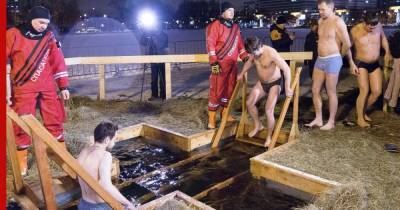 Россиян предупредили о риске заразиться COVID-19 на крещенских купаниях