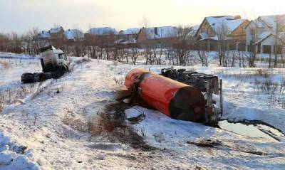 В Оренбургской области автоцистерна с нефтью съехала в кювет