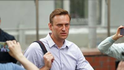 В аэропорту Внуково, куда должен прилететь Навальный, заметили автозаки