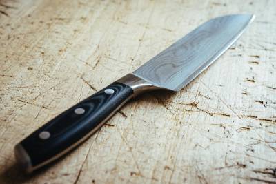 В Смоленске мужчина угрожал соседу кухонным ножом