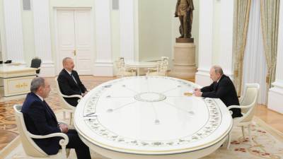 Путин встретил Алиева и Пашиняна объятиями
