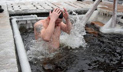 13% россиян планируют окунуться в прорубь на Крещение