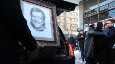 Гроб с телом Бориса Грачевского под аплодисменты вынесли из Дома кино — видео