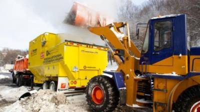 60 тонн в час: Кличко показал, как улицы Киева убирают с помощью снегоплавильных установок