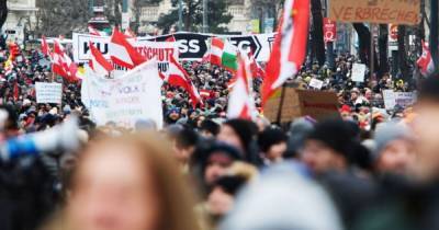 Тысячи людей в Вене протестовали против коронавирусных ограничений (ФОТО)