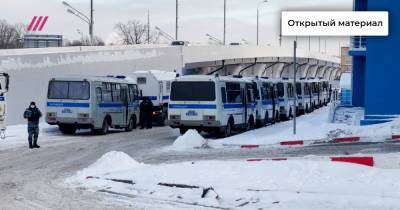 «Невероятное количество автозаков»: что происходит у аэропорта Внуково, куда прилетает Навальный