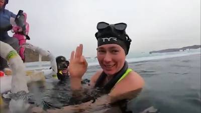 Москвичка установила мировой рекорд по плаванию в ледяной воде (видео)