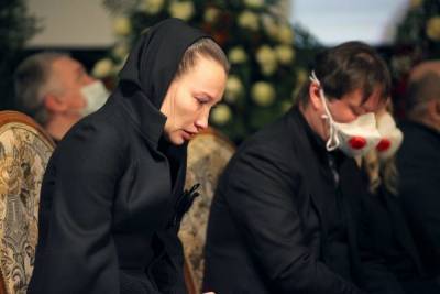 Молодая вдова Бориса Грачевского испугала присутствовавших на его похоронах