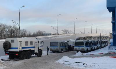К аэропорту «Внуково» накануне прилета Алексея Навального прибыли автозаки