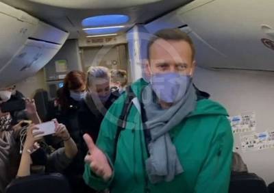 Навальный сел на самолет в Москву