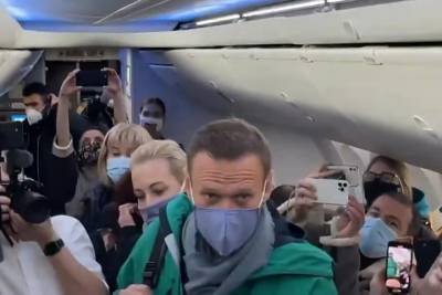 Алексей Навальный сел на рейс в Москву