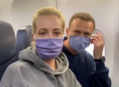Рейс с Навальным на борту вылетел из Берлина в Москву