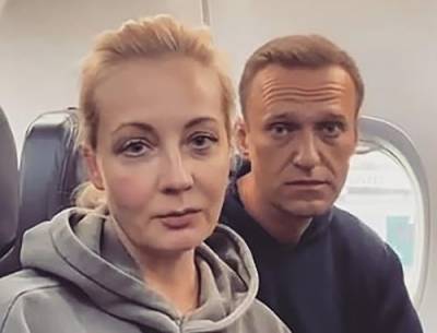 «Я надеюсь, что мы с вами долетим», - заявил Навальный журналистам уже на борту самолета