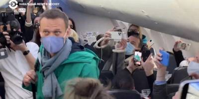 «Чего мне бояться в России?». Навальный вылетел в Москву