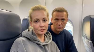 Навальный вылетел из Берлина в Москву, сообщила Ярмыш