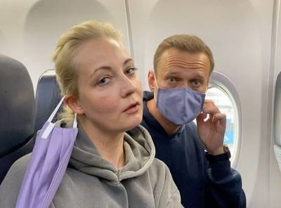 Как встречают Навального в Москве: ОМОН даже у аэроэкспрессов и люди с цветами