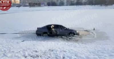 В Киеве в замерзшем озере застряла машина: появились фото и видео
