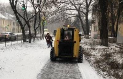 Власти Ростова сообщили, что вывели на уборку снега 160 единиц техники