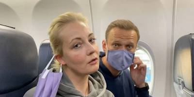 Навальный вылетел в Москву: «Мальчик, водочки нам принеси»
