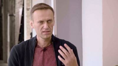 Навальный летит в Россию