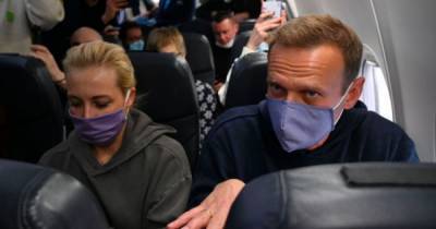 Навальный с женой вылетели в Москву, куда согнали автозаки и агентов