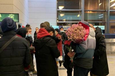 Фанаты Навального и Бузовой вступили в перепалку в аэропорту «Внуково»