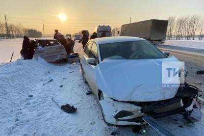В Татарстане в столкновении двух авто и «КАМАЗа» пострадали супруги