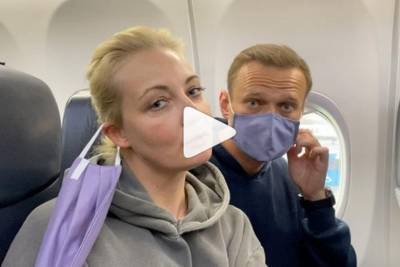 Навальный сделал ироничное видео с женой в самолете «Берлин –Москва» (видео)