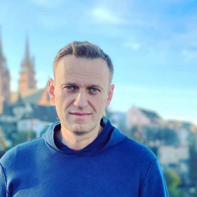Сопровождение немецких спецслужб и десятки журналистов на борту: Алексей Навальный возвращается в Россию