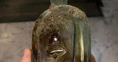 В Одессе рабочие нашли столетнюю бутылку коньяка