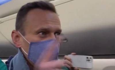 Навальный из самолета: «Меня арестуют? Это невозможно!»
