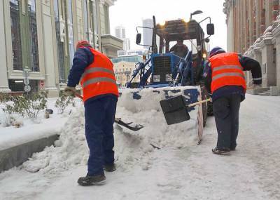 И.о. главы Екатеринбурга уехал кататься на снегоходе, пока город утопает в снегу