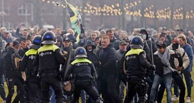 Полиция Амстердама разогнала митингующих: они не соблюдали дистанцию и санитарные меры