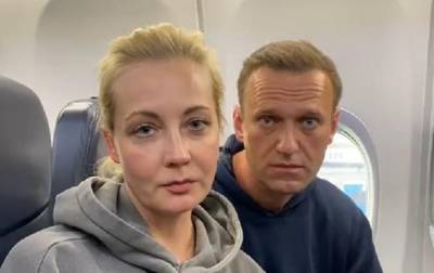 "Водочки нам принеси": Навальные летят в Москву