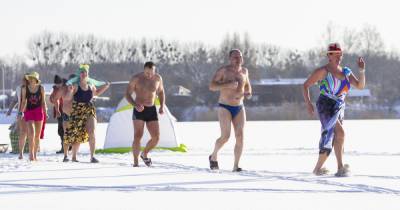 В Калининграде моржи окунулись в ледяную воду и устроили лыжный забег в купальниках (фоторепортаж)