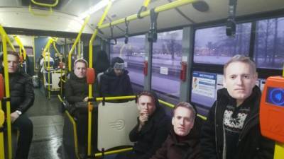 Неизвестные активисты "приземлили" Алексея Навального в аэропорту Петербурга