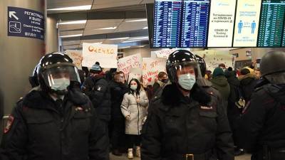 Полиция вытеснила на улицу собравшихся в аэропорту Внуково