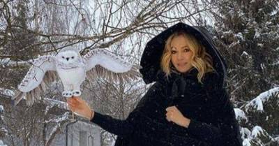 «Гарри Поттер отдыхает»: Яна Рудковская предстала в мантии и с чучелом совы в руках