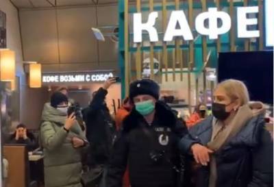 Во Внуково задерживают сторонников Навального